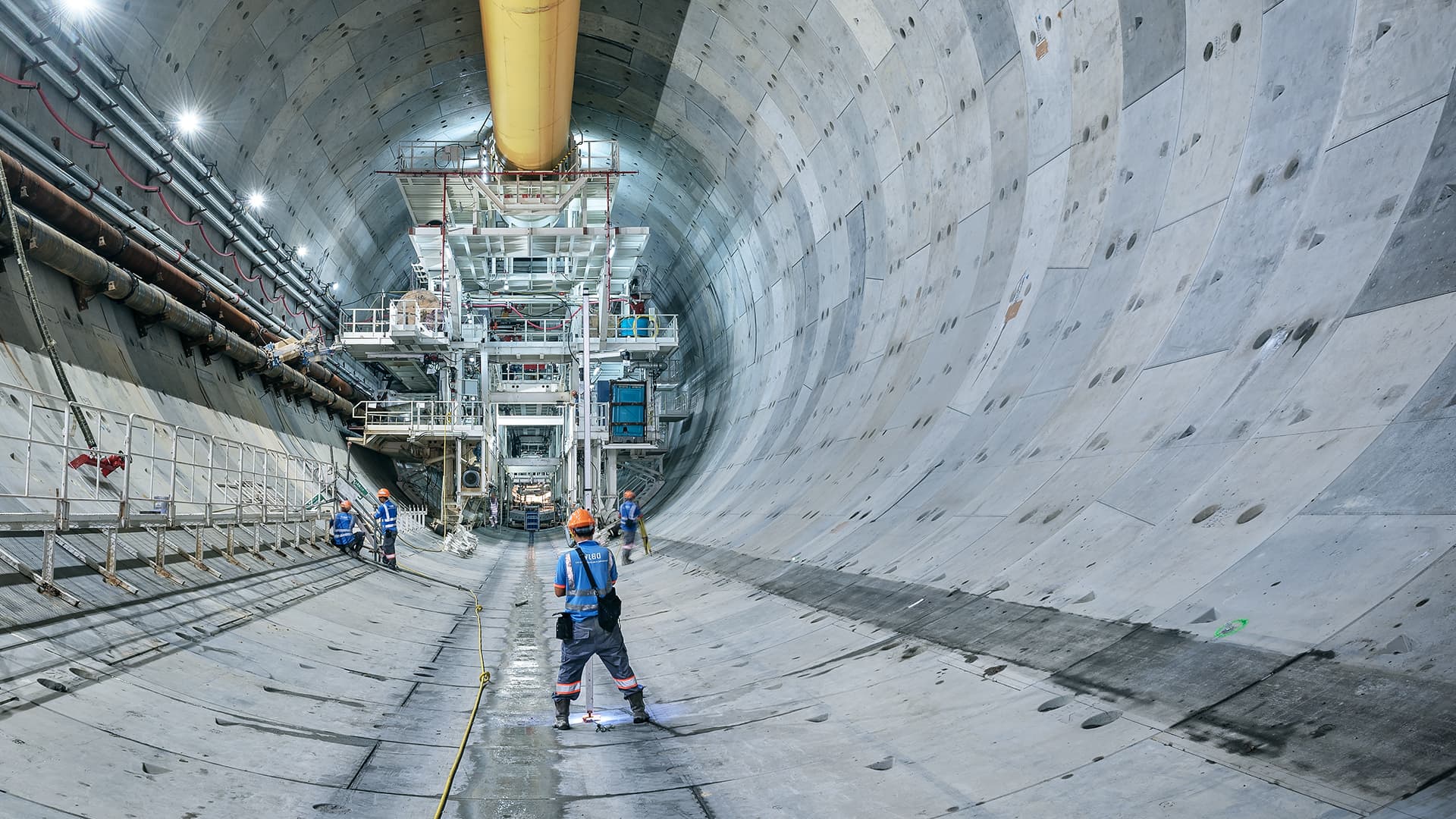 隧道管道内衬段与一名建筑工地员工的合影