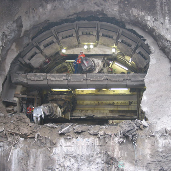 Bild beim Durchbruch des Dublin Port Tunnels mit zwei Baustellenmitarbeiter auf der Maschine